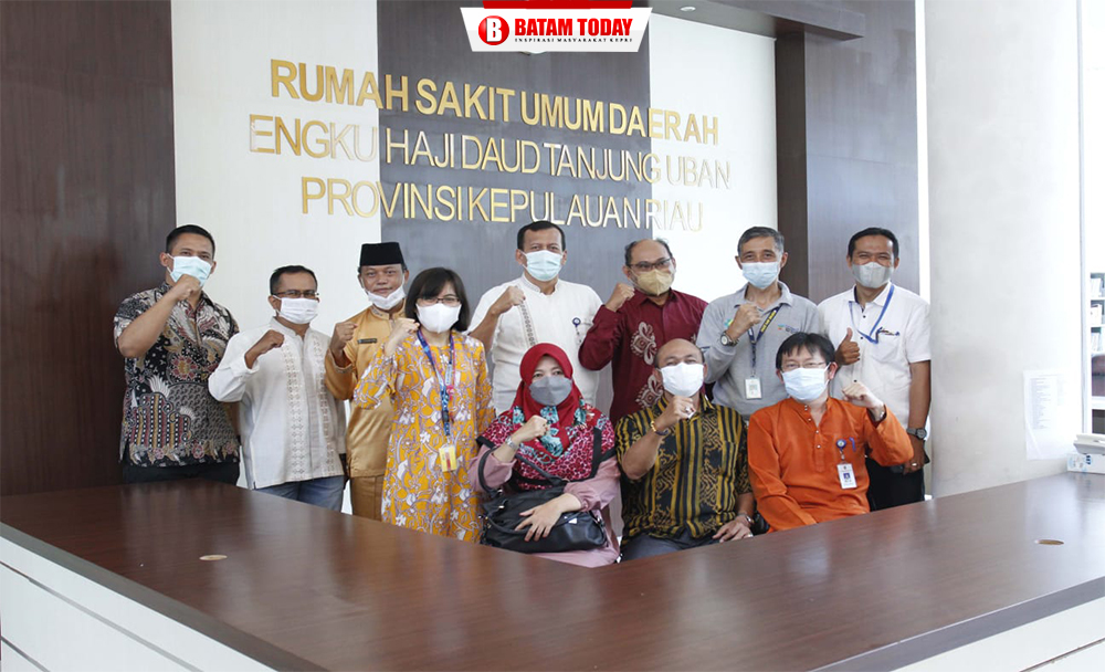 Direktur RSUD Engku Haji Daud Tanjunguban saat foto bersama staff rombongan Kementerian Kesehatan RI